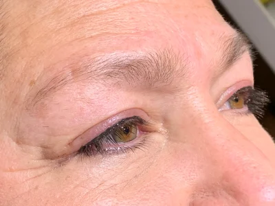Micropigmentation before eyebrow procedure